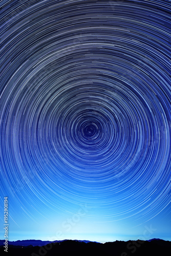 Wallpaper Mural 北極星と星の軌跡 Torontodigital.ca