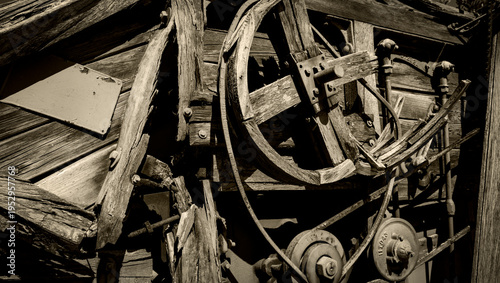 Wallpaper Mural Maquinaria antigua para la siega y recolecta en el campo, foto retro en blanco y negro, color sepia. Torontodigital.ca