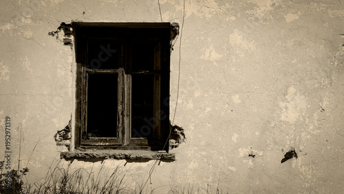 Wallpaper Mural Ventana de un edificio abandonado en ruinas, fotos retro en blanco y negro color sepia. Torontodigital.ca