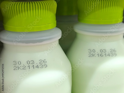 Foto Select focus of the expiration date stamped on milk bottle