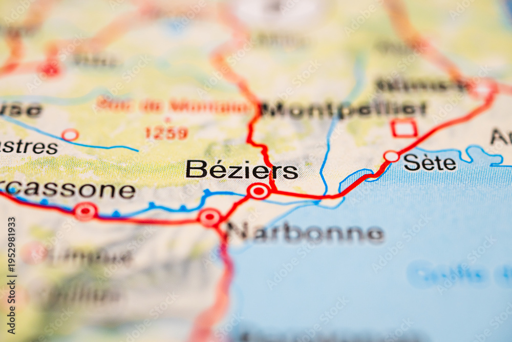 Obraz premium Close up road map highlighting Beziers and Narbonne in southern France.