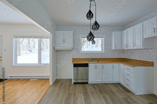 Photos Cuisine vide avec murs blancs et parquet