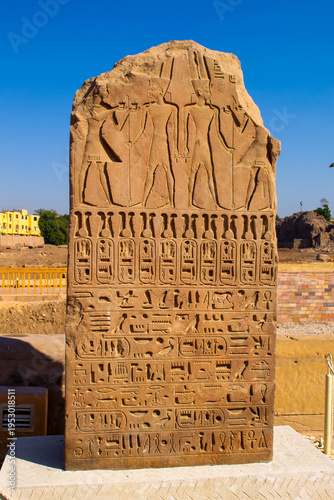 Tableau sur toile Karnak Temple, Luxore, Egypt, Ancient Egyptian hieroglyphs  engraved on the wall