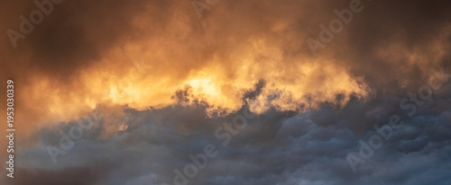 Foto Dramatic clouds at sunset with golden glow contrast of dark and light tones atmo