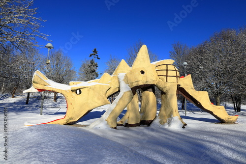 Bild auf Leinwand Golden Swedish dragon covered in snow
