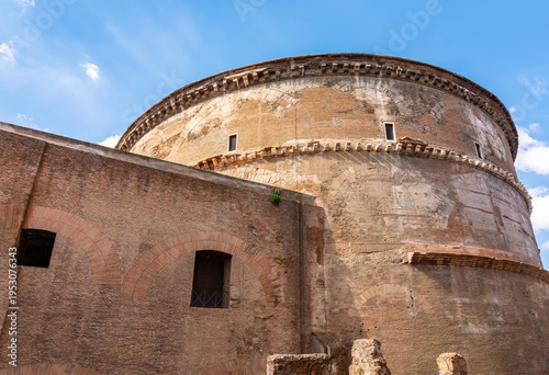 Quadro su tela Ancient Pantheon building in Rome, Italy
