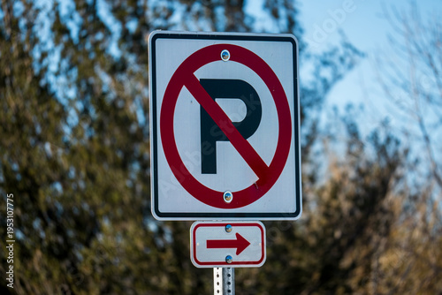 Fotografía no parking sign in a blue sky