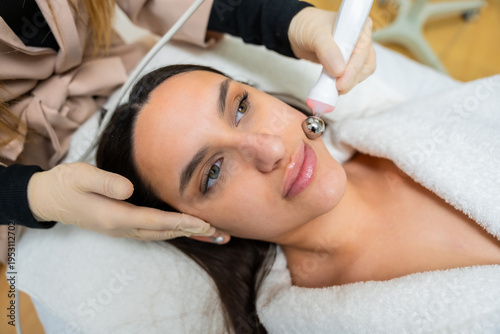 Obraz na plátně Woman receiving radiofrequency facial skin tightening treatment