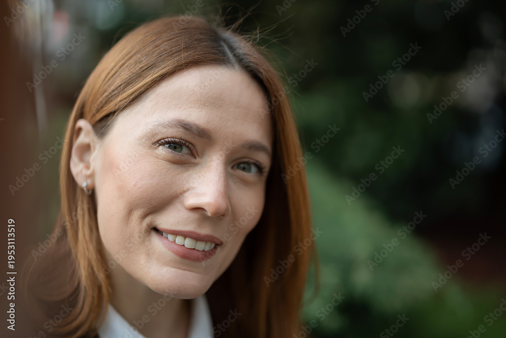 Obraz premium Woman smiling with happy expression outdoors