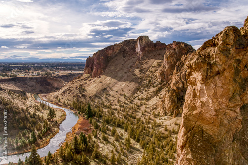 Foto Rugged cliffs frame a winding river below