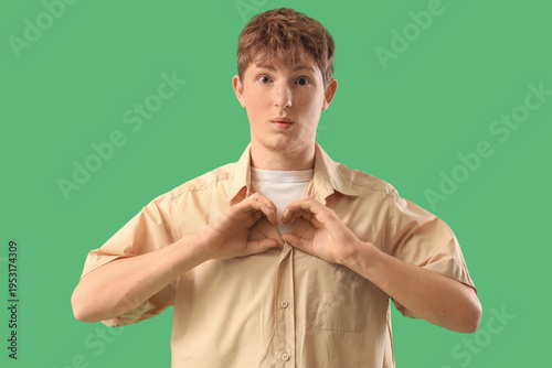 Foto Surprised young man with imaginary binoculars on green background