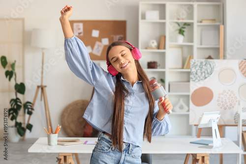 Teenage girl in headphones ...