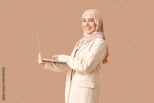Beautiful young Muslim busi...