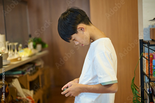 自宅でスマホを見る男の子
