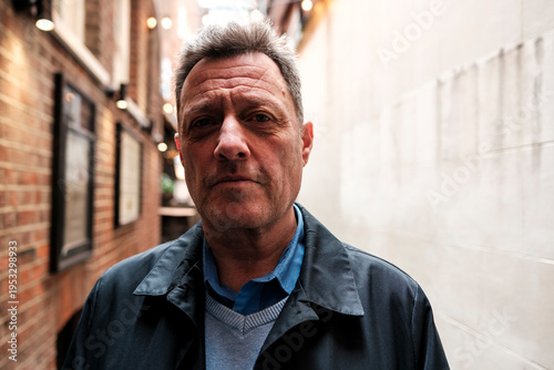 Foto Senior man portrait looking at camera in urban alley
