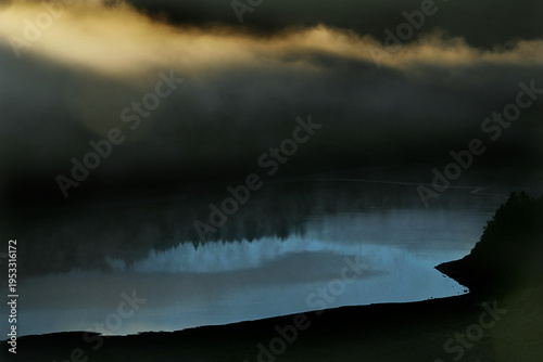 фотографія Taiwan's high-altitude lakes are like a fairyland at dawn.