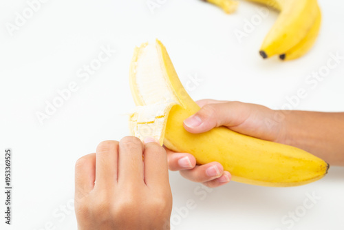 Foto バナナをむく手元