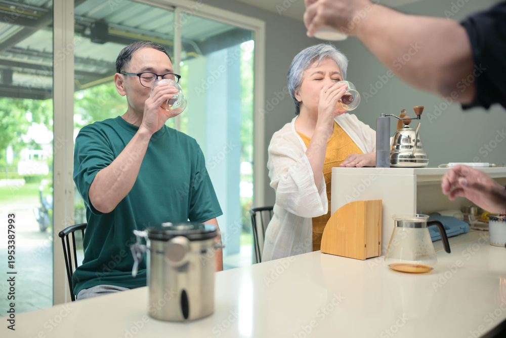 Obraz premium Senior man preparing drip coffee for friends at home