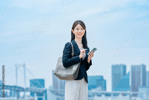 ビジネス　女性　青空