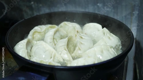 焼き餃子 蓋を開ける瞬間にあがる蒸気  シズル感 Gyoza dumplings steam