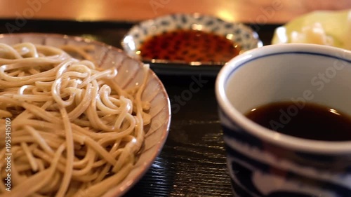伝統的な日本食 ざる蕎麦と厚切り鯖寿司のクローズアップ　スローモーション
