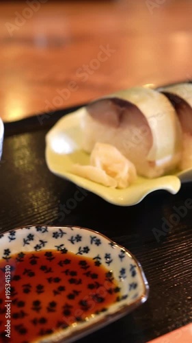 日本の伝統的な魚料理「鯖寿司」のクローズアップ（スマホサイズ)