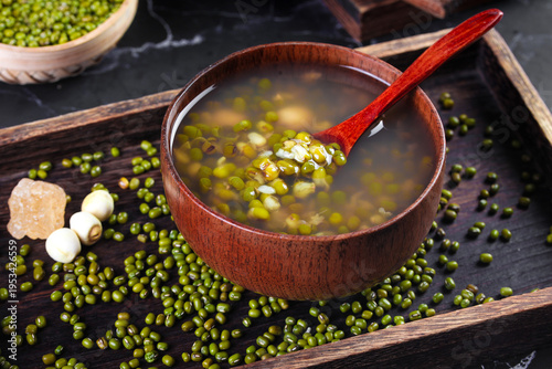Foto Fresh Mung Bean Soup in Wooden Bowl with Green Beans and Lotus Seeds