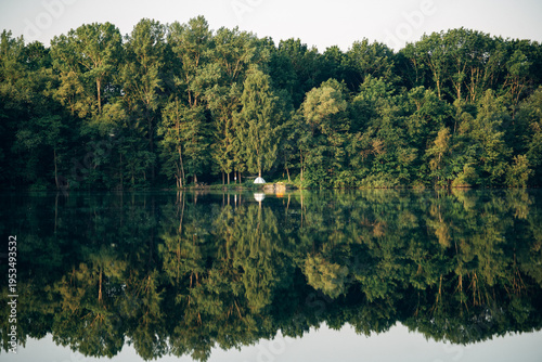 Foto Serene Wilderness Lake with Mirror-Like Reflections, Untouched Alpine Water Surr
