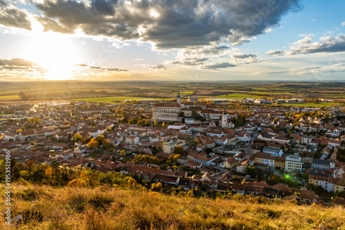 Foto View of the historic town of Mikulov with its castle