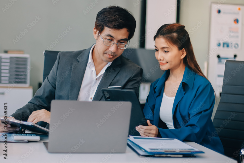 Obraz premium Professionals listening to a discussion in an office