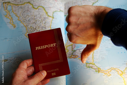 Fotografía Pasaporte extranjero ilegal y visado retirado con pulgar hacia abajo denegado, s