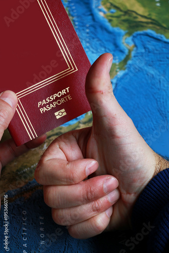 Bild auf Leinwand Pasaporte listo y visado renovado ok de ciudadano extranjero para viajar por el