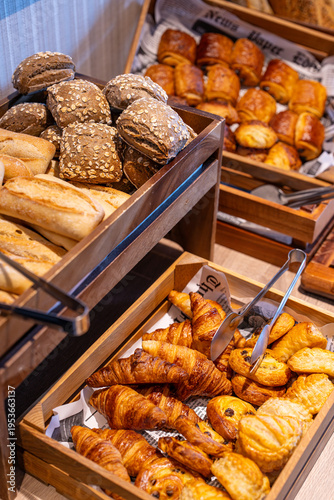 Vue d’un assortiment de pâtisseries variées présentées de manière appétissante, mettant en valeur différentes textures, formes et couleurs dans un contexte gourmand.