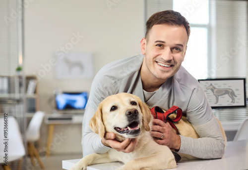 Canvas-taulu Veterinarian doctor with labrador dog during checkup