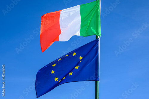 Bandiera italiana e bandiera dell'Europa insieme