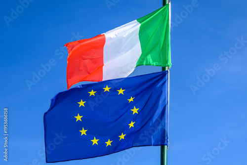 Bandiera italiana e bandiera dell'Europa insieme
