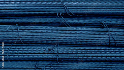 Foto Steel rebar bundles stacked together in construction site storage area