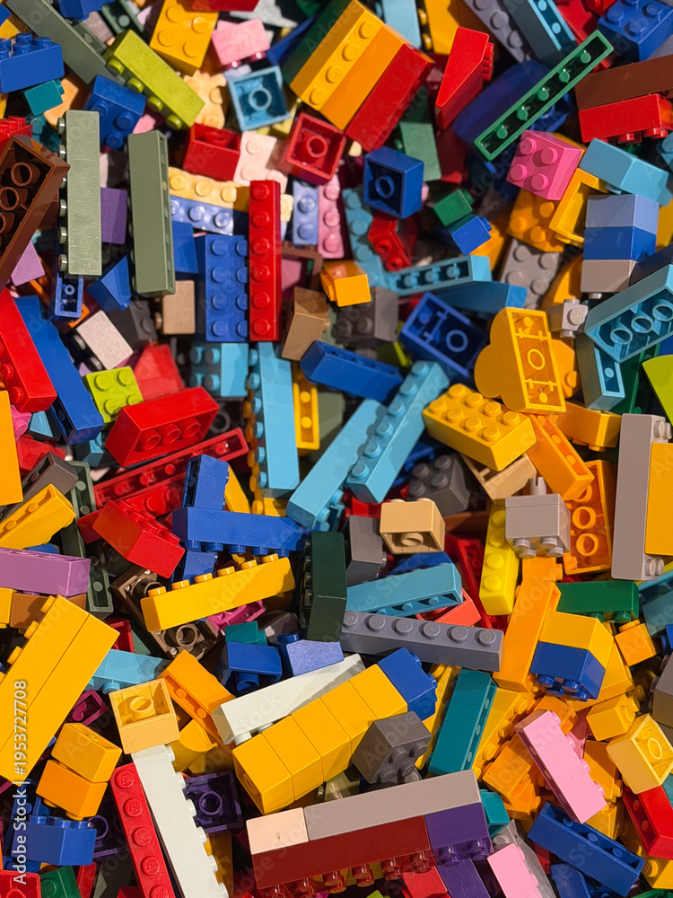 Obraz premium Colorful scattered building bricks