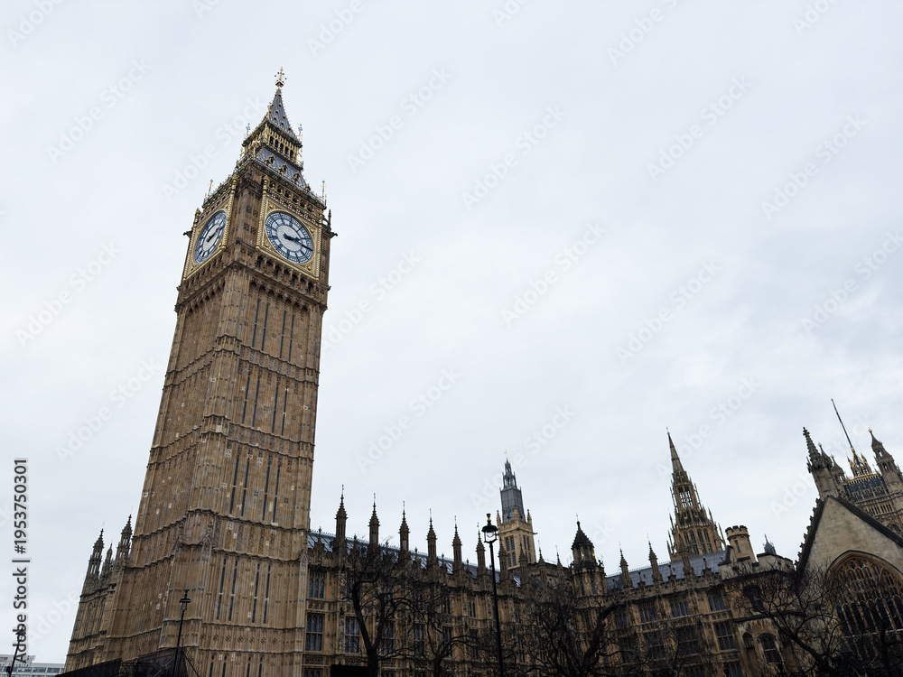 Obraz premium Big Ben clock tower and Houses of Parliament skyline in London, UK on overcast day