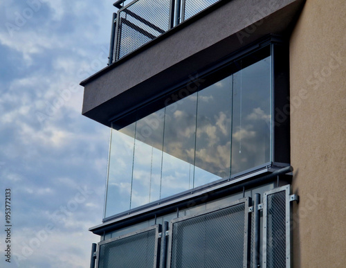 Φωτογραφία frameless balcony glazing