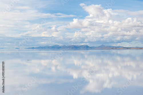 Tableau sur toile Tranquil sky and cloud reflection at salar de uyuni salt flat bolivia