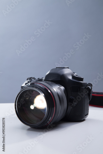 Cuadro en lienzo Professional DSLR Camera with Prime Lens on Blue Background