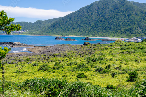 Fotografie Lanyu, Taiwan: Panoramic view of lush green mountains and Pacific coastline on volcanic island