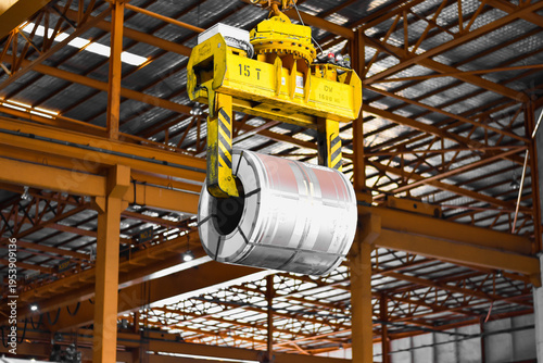 Fotografía Overhead Gantry Crane Loading Steel Coil onto Flatbed Trailer
