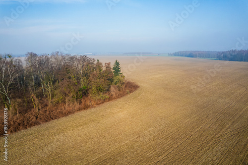 Pola uprawne na Śląsku w Polsce wczesną wiosną z lotu ptaka, podczas mglistej...