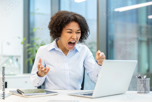 Tableau sur toile Close-up photo of an angry young African American woman in the office, aggressiv
