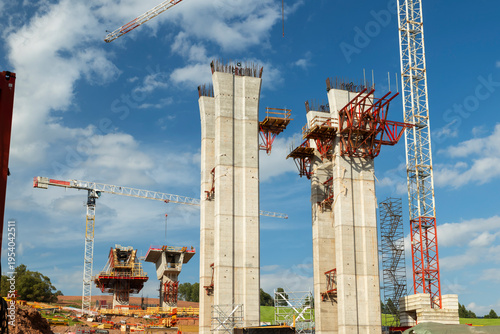 Fotografía Building highway viaduct pillars with towering cranes in Czechia