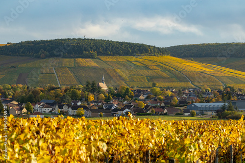 Foto Chablis village surrounded by vibrant autumn vineyards in Bourgogne