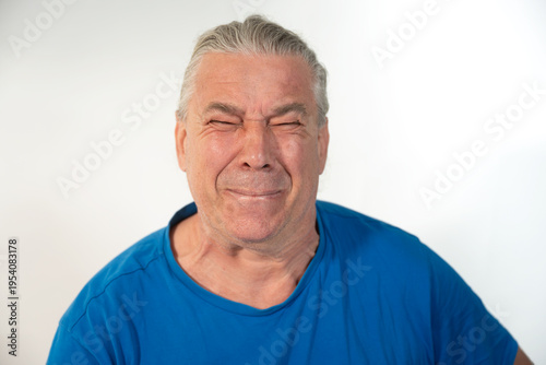 Mann weint bitterlich