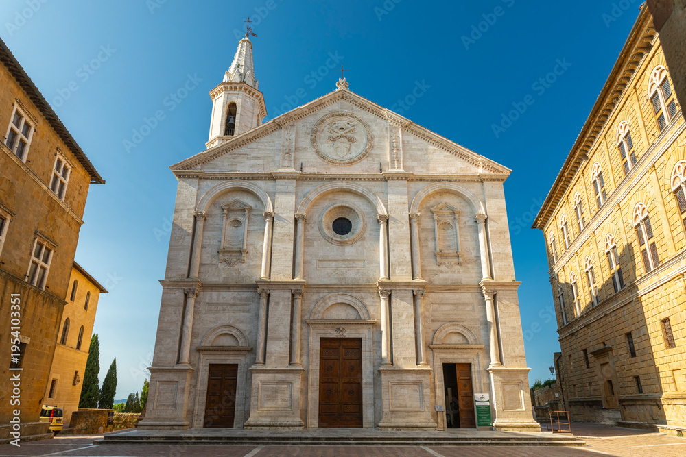 Fototapeta premium Cattedrale di Santa Maria Assunta standing in Pienza, Tuscany